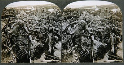 Recherche dans les ruines, quelque part en France, c.1914-18 - English Photographer